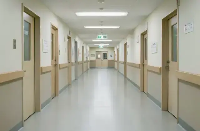 病院廊下施工事例